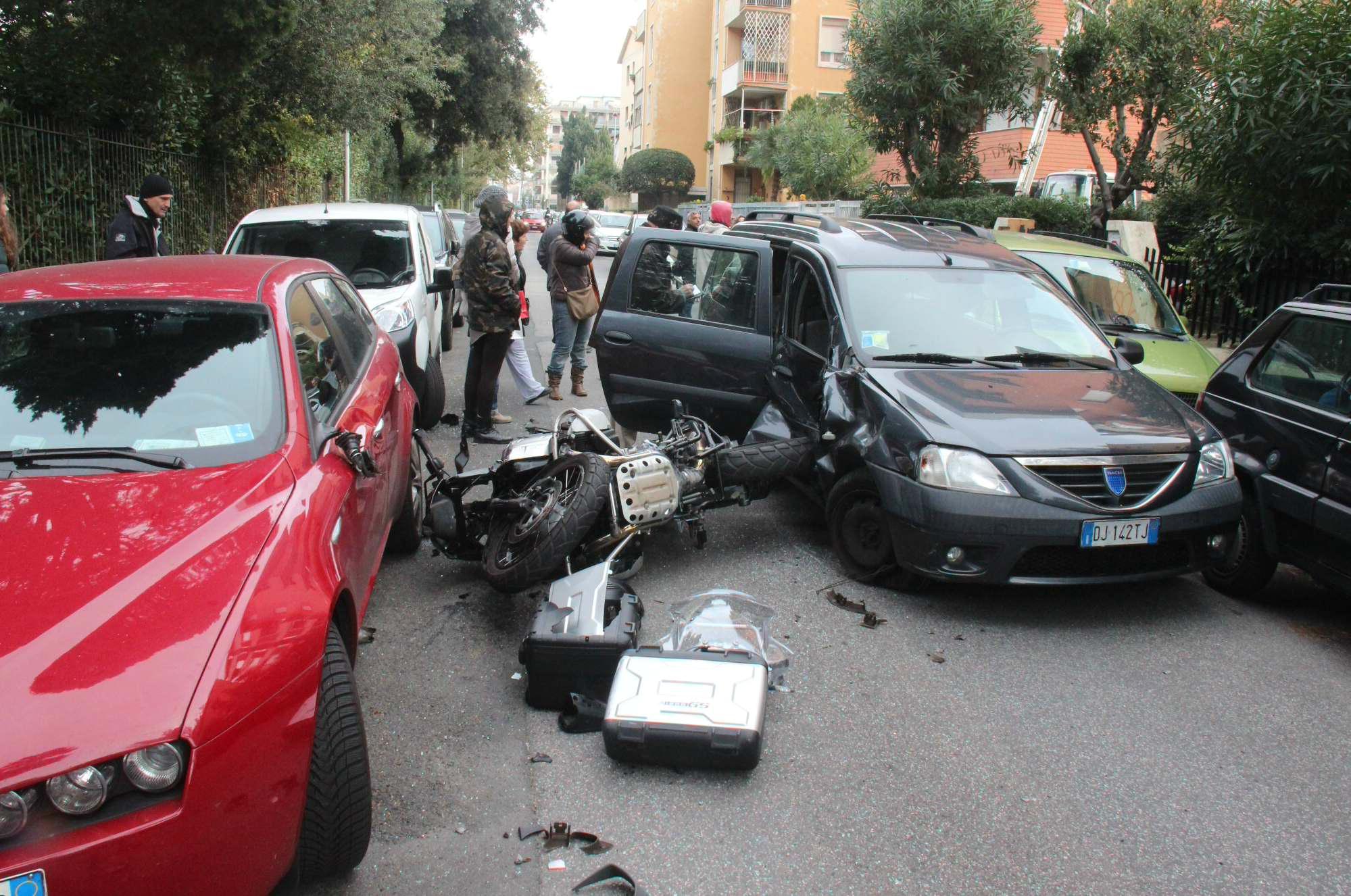 Maxi-incidente in via Pirandello, un ferito grave 