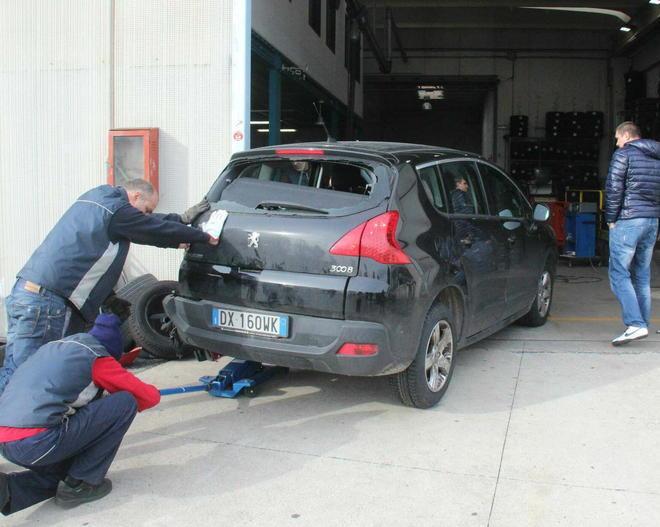 Meccanico incastrato sotto un’auto caduta dal ponte di un’officina 
