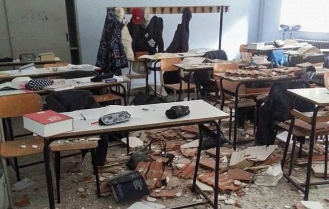 Liceo Dettori, crolla il soffitto di un’aula: tre feriti 