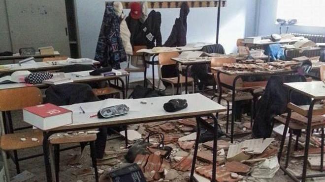 Liceo Dettori, crolla il soffitto di un’aula: tre feriti 