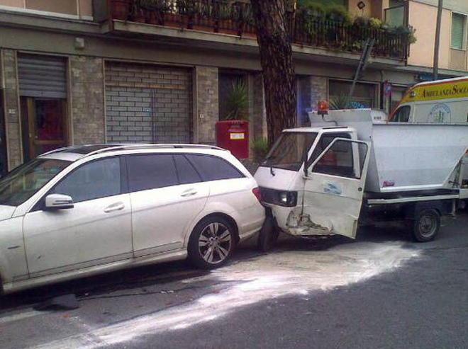 Ape della raccolta rifiuti centrato da un’auto 
