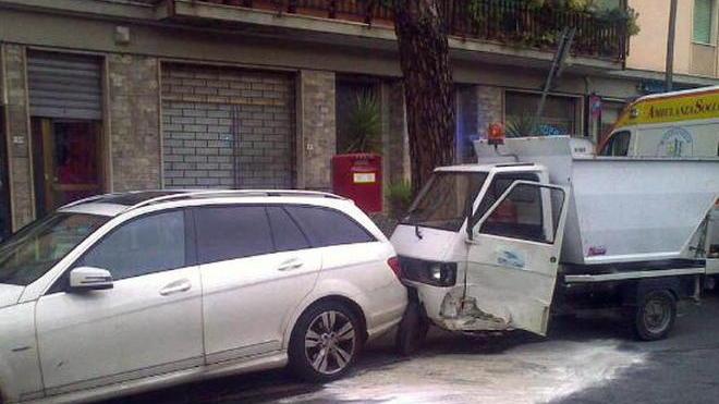 Ape della raccolta rifiuti centrato da un’auto