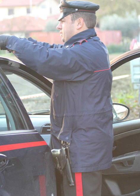 Indagini sulla morte di un pensionato trovato in un cortile 