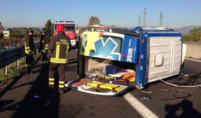 Ambulanza si ribalta in autostrada 