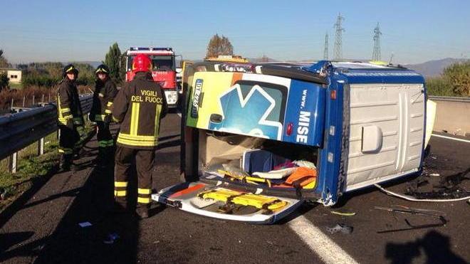 Ambulanza si ribalta in autostrada