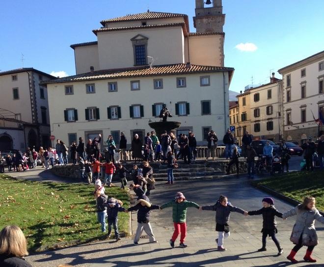 Girotondo per festeggiare la Toscana