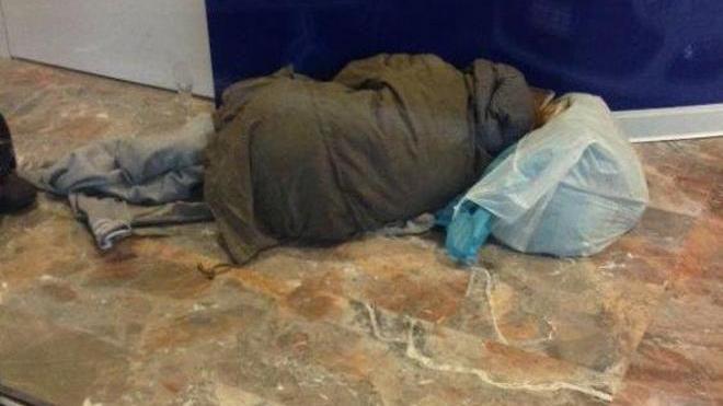 Passa la notte nei locali della banca
