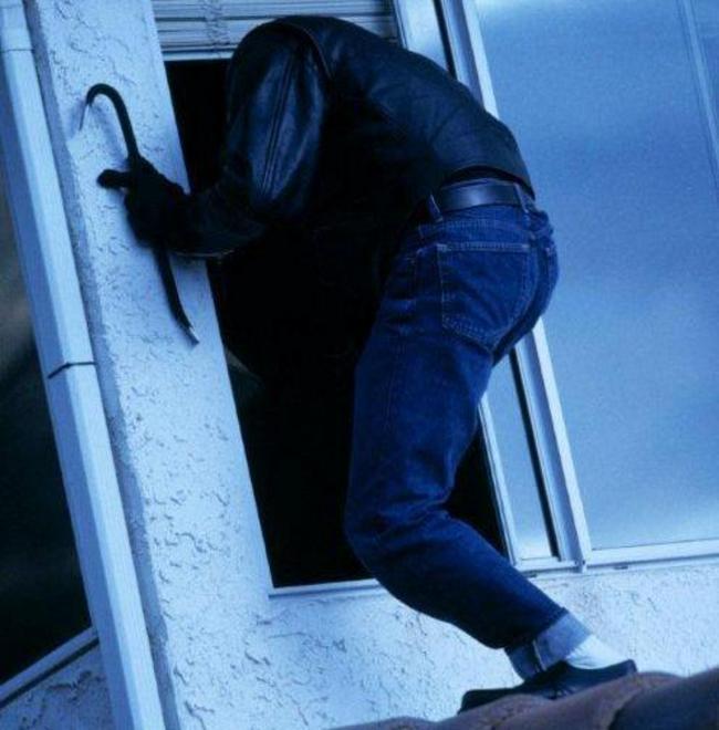 Raid di furti nella zona dei vip: tre colpi a segno 
