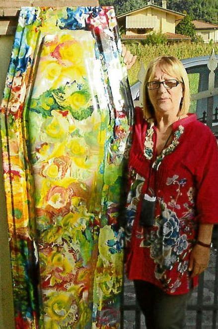 Artista camaiorese dipinge le bare: «Omaggio alla vita» 