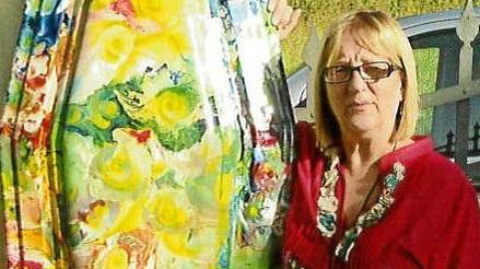 Artista camaiorese dipinge le bare: «Omaggio alla vita»