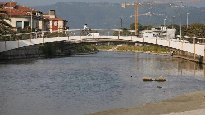 Mare sporco: Arpat boccia Lido di Camaiore e Pietrasanta