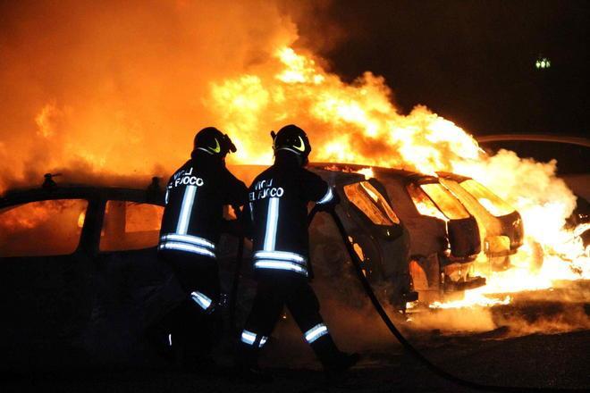 Furioso incendio distrugge cinque auto davanti al Tribunale 