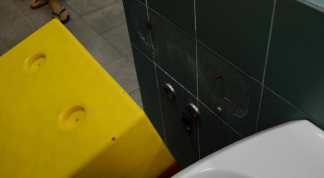 Infortunio in piscina, cede un lavandino