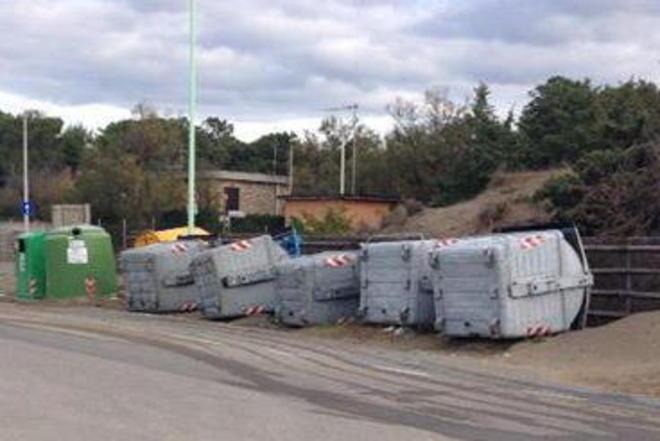 Rovesciano i cassonetti 