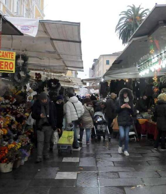 Fiera con allerta meteo e il murale senza “Macelleria”