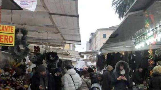 Fiera con allerta meteo e il murale senza “Macelleria”
