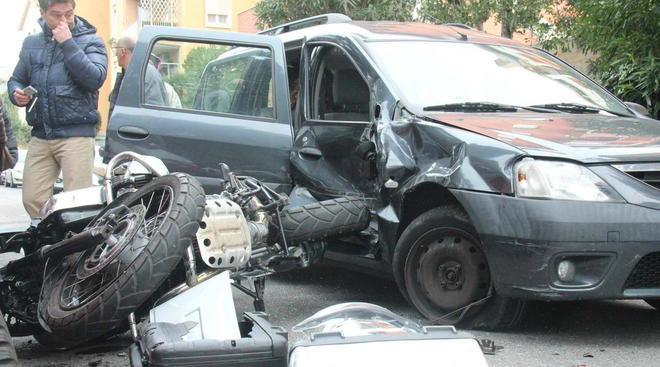 Maxi incidente tra sei veicoli un ferito grave 