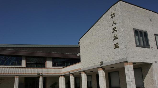 Prato, il pianto per le sette vittime alla messa dei cattolici cinesi