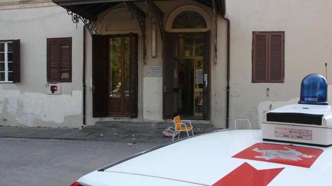Paura alla scuola Carducci: il vento rompe una finestra, crolla il controsoffitto di un corridoio