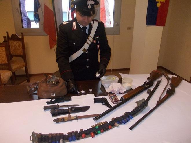 Addosso la coca, in casa fucili, una pistola e coltelli 