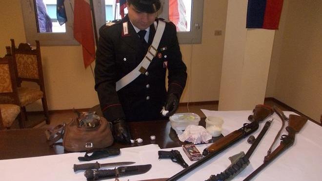 Addosso la coca, in casa fucili, una pistola e coltelli