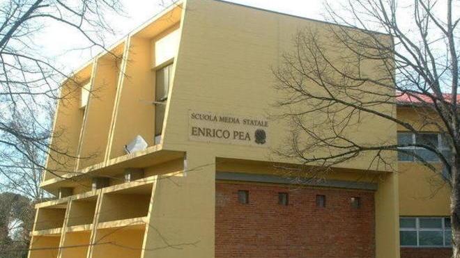 Vandali danno fuoco ai cassonetti alla scuole media di Porcari