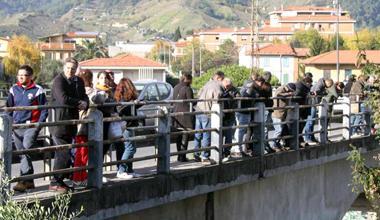 "Senza di te non posso vivere" e si getta dal ponte
