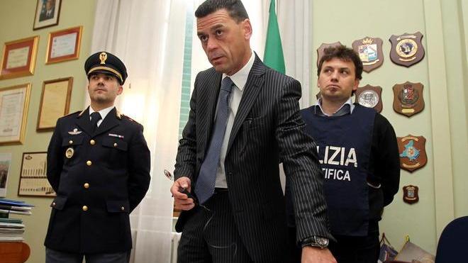 Violentava la convivente davanti ai figli minorenni