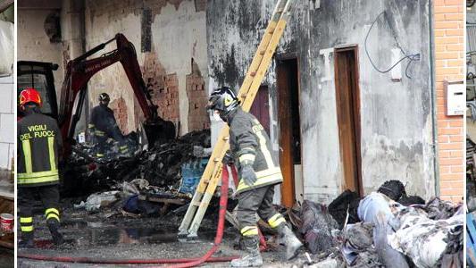 Prato, strage in fabbrica, Napolitano: stop illegalità. Il procuratore: è il Far West. Trovati i documenti delle vittime, irreperibile la titolare. La doppia fiaccolata