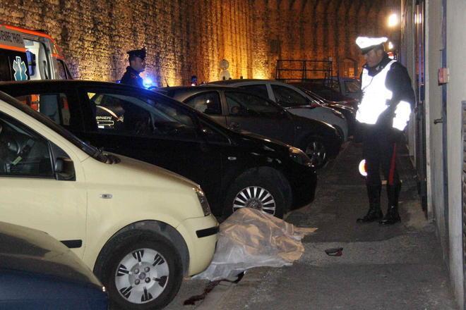 Si getta dal terzo piano e muore sul colpo in via dei Sassoli 