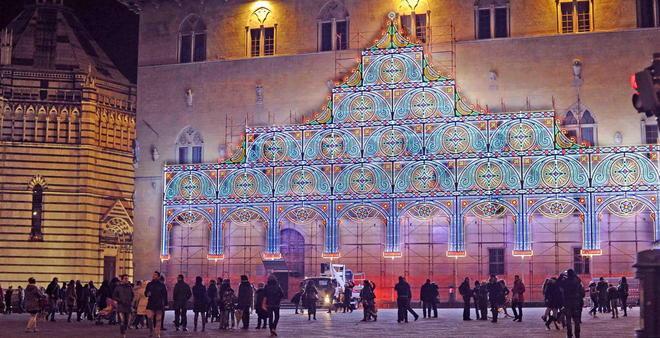 La grande luminaria accende la piazza 
