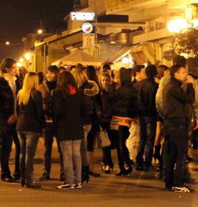 Sputi contro le vetrine dello shopping 