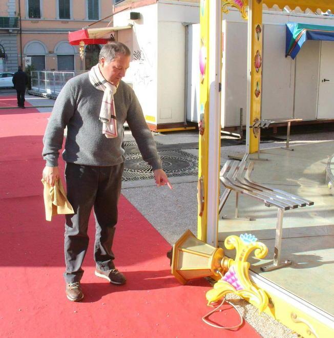 Vandali nel parco giostre di piazza della Repubblica 