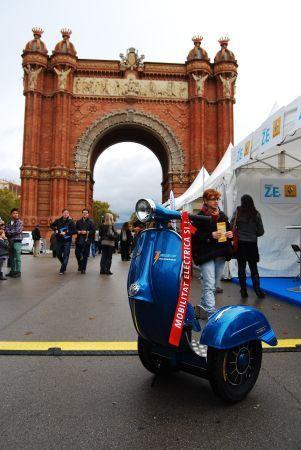 La Vespa-biga che si guida in piedi 