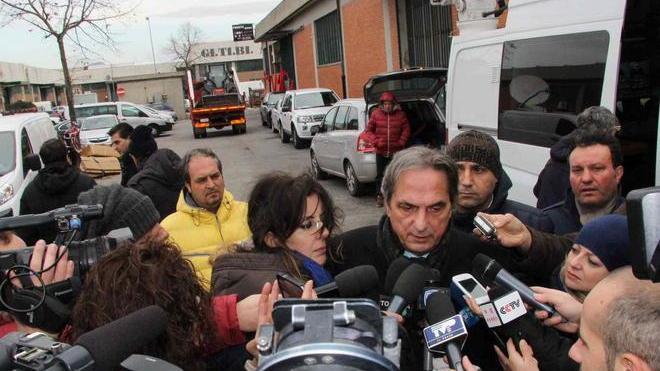 Drappi neri nella città in lutto