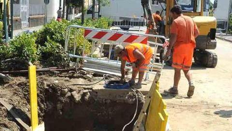Acqua a singhiozzo in molte vie di Pistoia