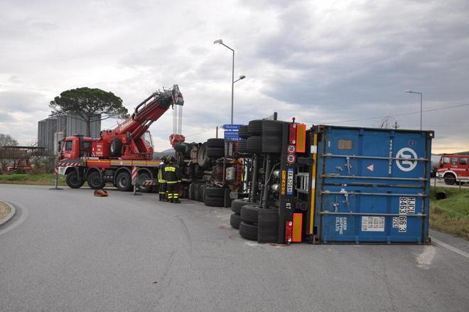 Tir perde il controllo e si ribalta sulla 68 paura e traffico in tilt 