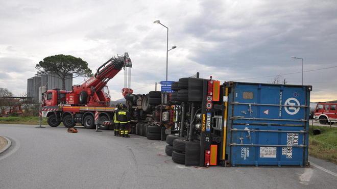 Tir perde il controllo e si ribalta sulla 68 paura e traffico in tilt