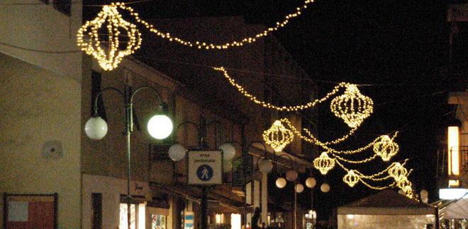 In città arriva il Natale e si accende la luminaria 