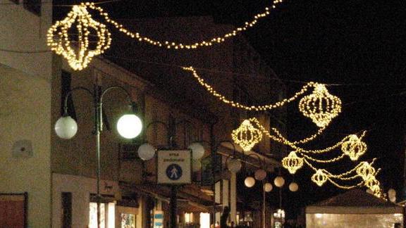 In città arriva il Natale e si accende la luminaria
