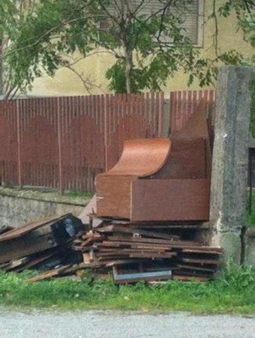Mobili accatastati e abbandonati 