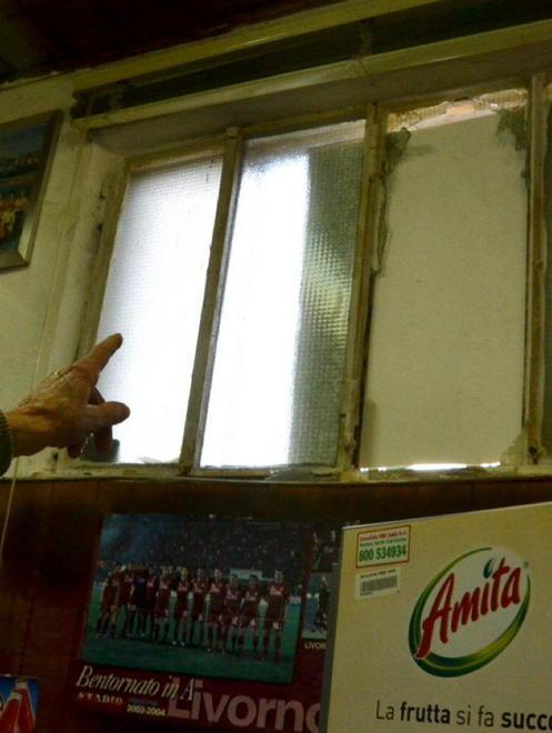Ladri e vandali al campo d’atletica 