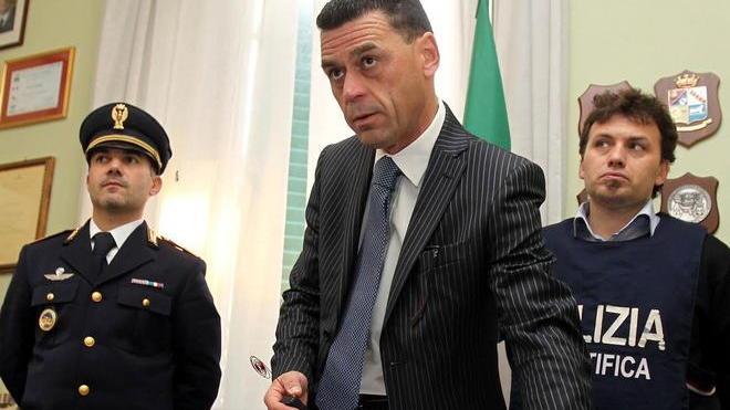 La violentava davanti ai loro figli
