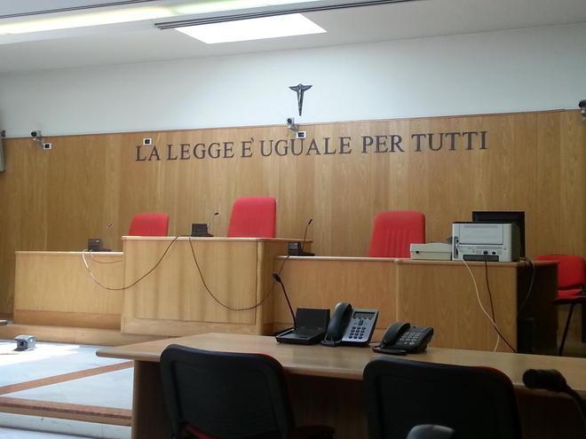 Padre accusato di aver abusato sessualmente dei due figli maschi 