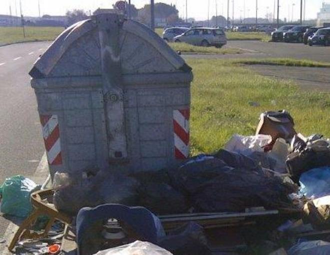 Trovati rifiuti abbandonati nella zona industriale 