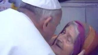 Nonna Fernanda abbracciata dal Papa in piazza San Pietro