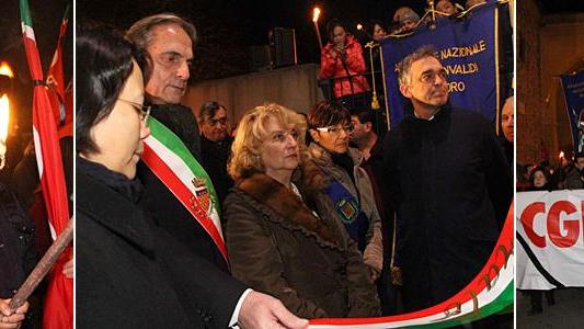 Lutto cittadino a Prato, in 700 alla fiaccolata