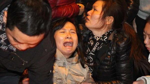 Il dolore della Chinatown in mille alla fiaccolata
