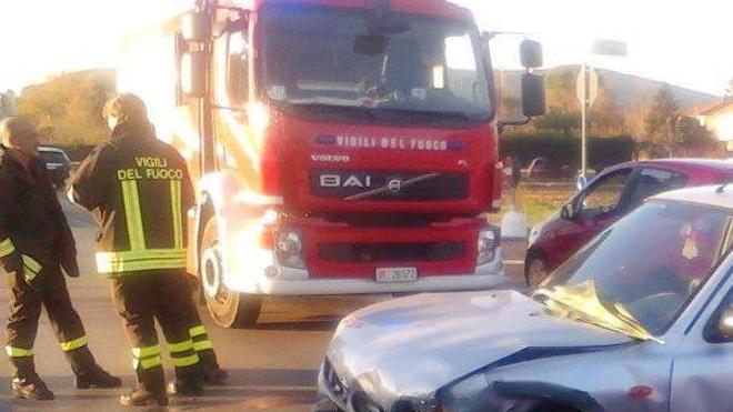 Scontro frontale, due in ospedale