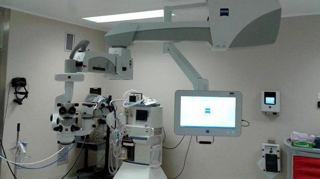 Nuovo microscopio per le operazioni in oculistica